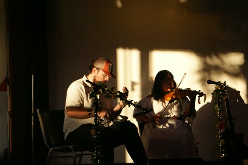 Métis fiddlers Ethan Graves and Brianna Lizotte